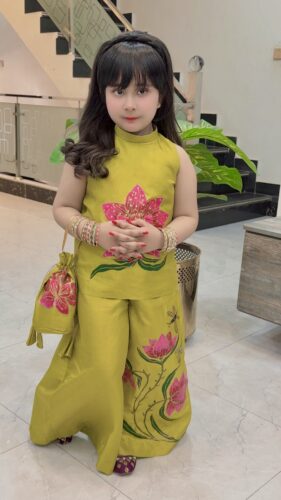 ہمارے گھر کا پھول          🌸 Hand Painted Girls Coord Set photo review