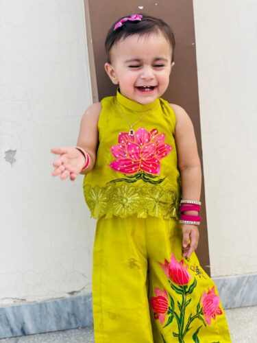 ہمارے گھر کا پھول          🌸 Hand Painted Girls Coord Set photo review