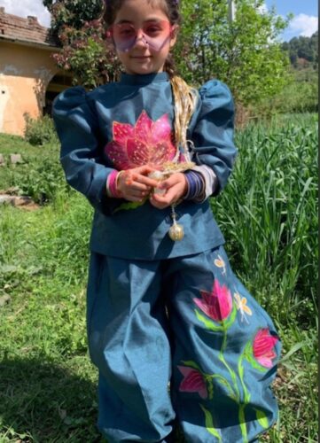ہمارے گھر کا پھول          🌸 Hand Painted Girls Coord Set photo review