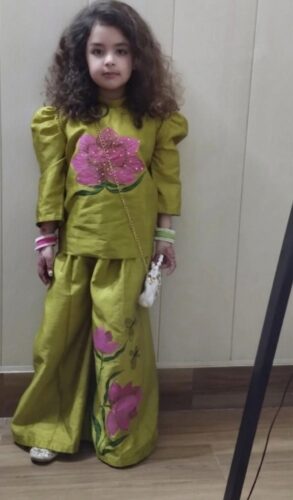 ہمارے گھر کا پھول          🌸 Hand Painted Girls Coord Set photo review